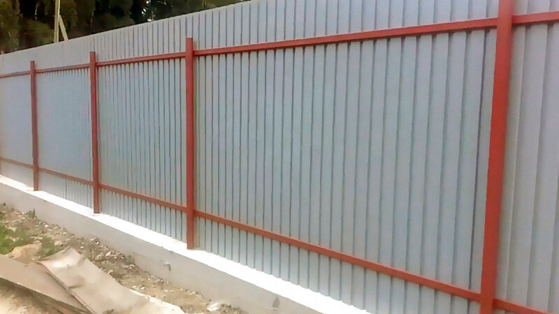 Забор из профнастила своими руками - пошаговая инструкция с фото
